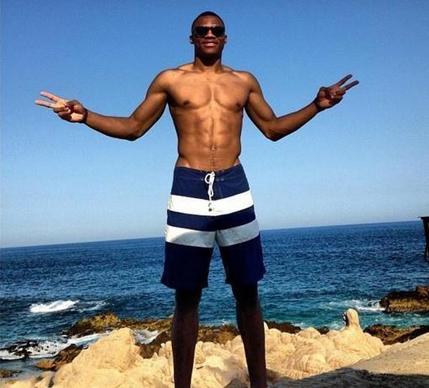 状态火热！布伦森首节8中5得到16分5助攻（火力全开！布伦森首节8投5中砍下16分5助攻）