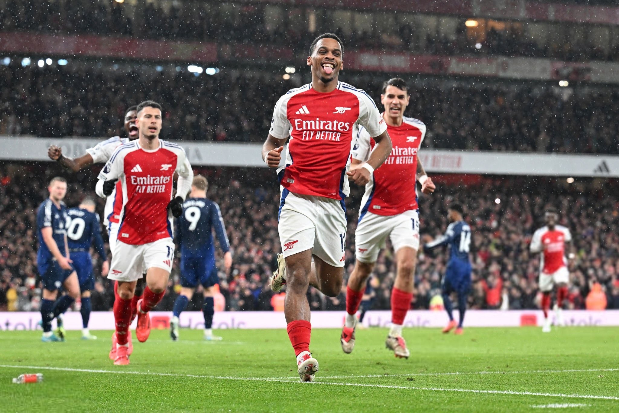 经济观察报：有关方面对国足洋帅年薪心理标准只有150万美元（经济观察报：相关方面对国足外籍主帅年薪预期仅150万美元）