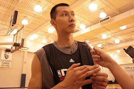 TA：阿莫林会在赛后与球迷合影，并会在其他场合展现出亲和力（TA：阿莫林赛后常与球迷合影，日常亦展露亲和力）