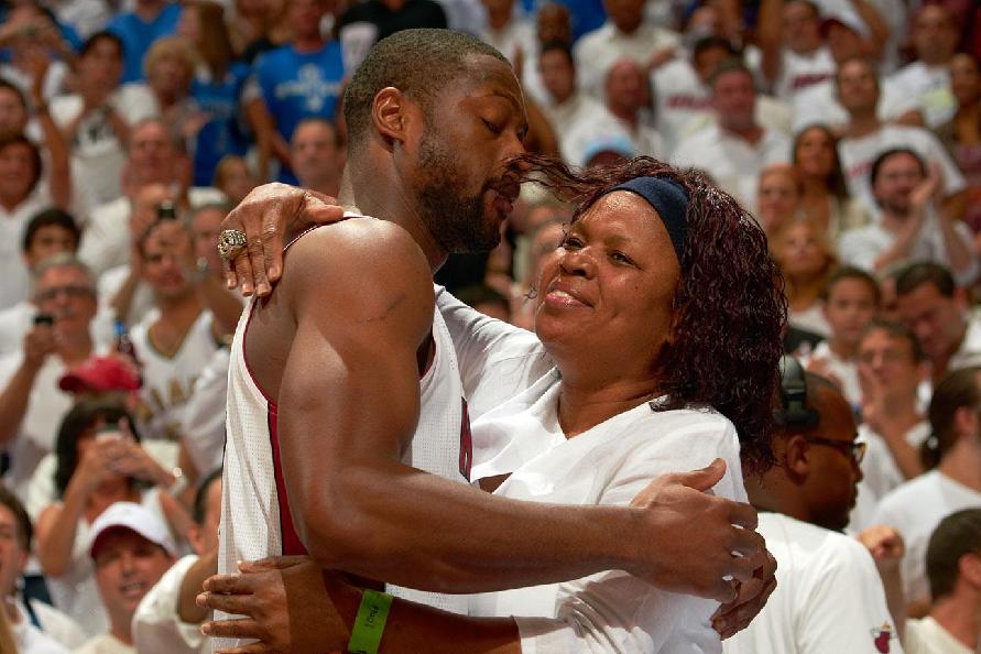 巴媒：奥斯卡近期饱受伤病困扰，他正考虑与圣保罗解约并退役（巴西媒体：奥斯卡近来伤病缠身，正考虑与圣保罗解约并选择退役）